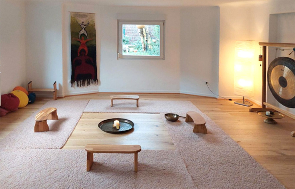  den Rhythmus des eigenen Atems in die innere Aufmerksamkeit nehmen. In Verbindung mit den sanften Kl&auml;ngen der Klangschalen, kann Ruhe in...